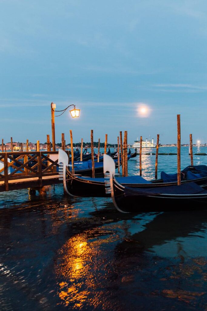 photographing venice at night