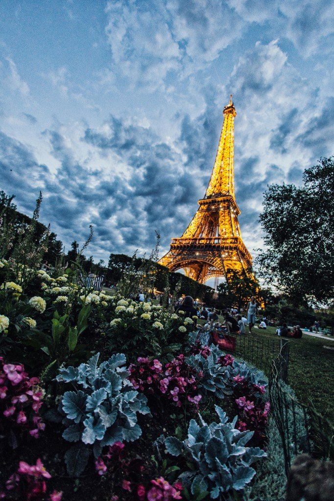 Things to do in Paris at night: Eiffel tower sparkling | Paris Bucketlist