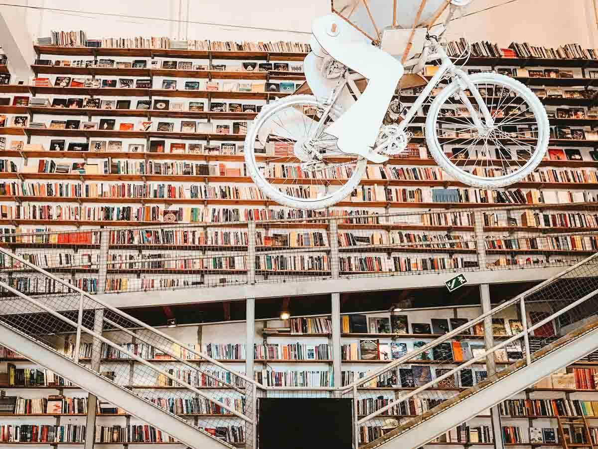 Instagrammable places Lisbon: Ler Devagar Bookshop