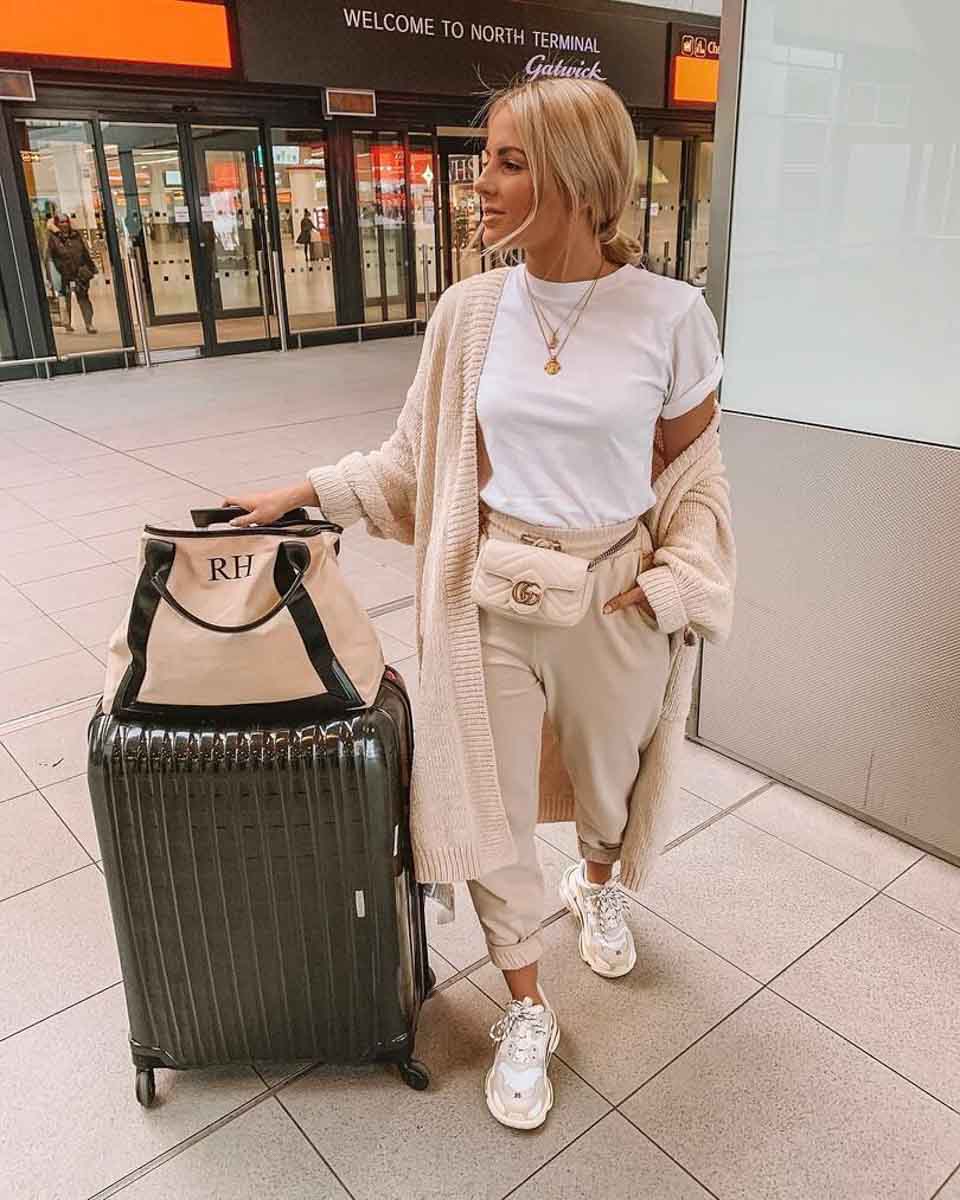 https://polkadotpassport.com/wp-content/uploads/2015/10/what-to-wear-long-haul-flight-best-airport-outfits-12.jpg