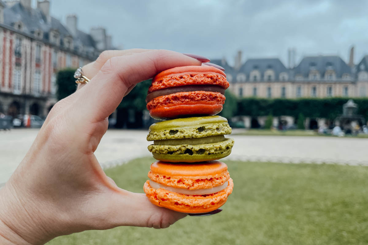 Macarons carette Place des vosage