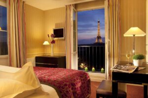 Hotel Duquesne: Hotel with view of Eiffel Tower from Room