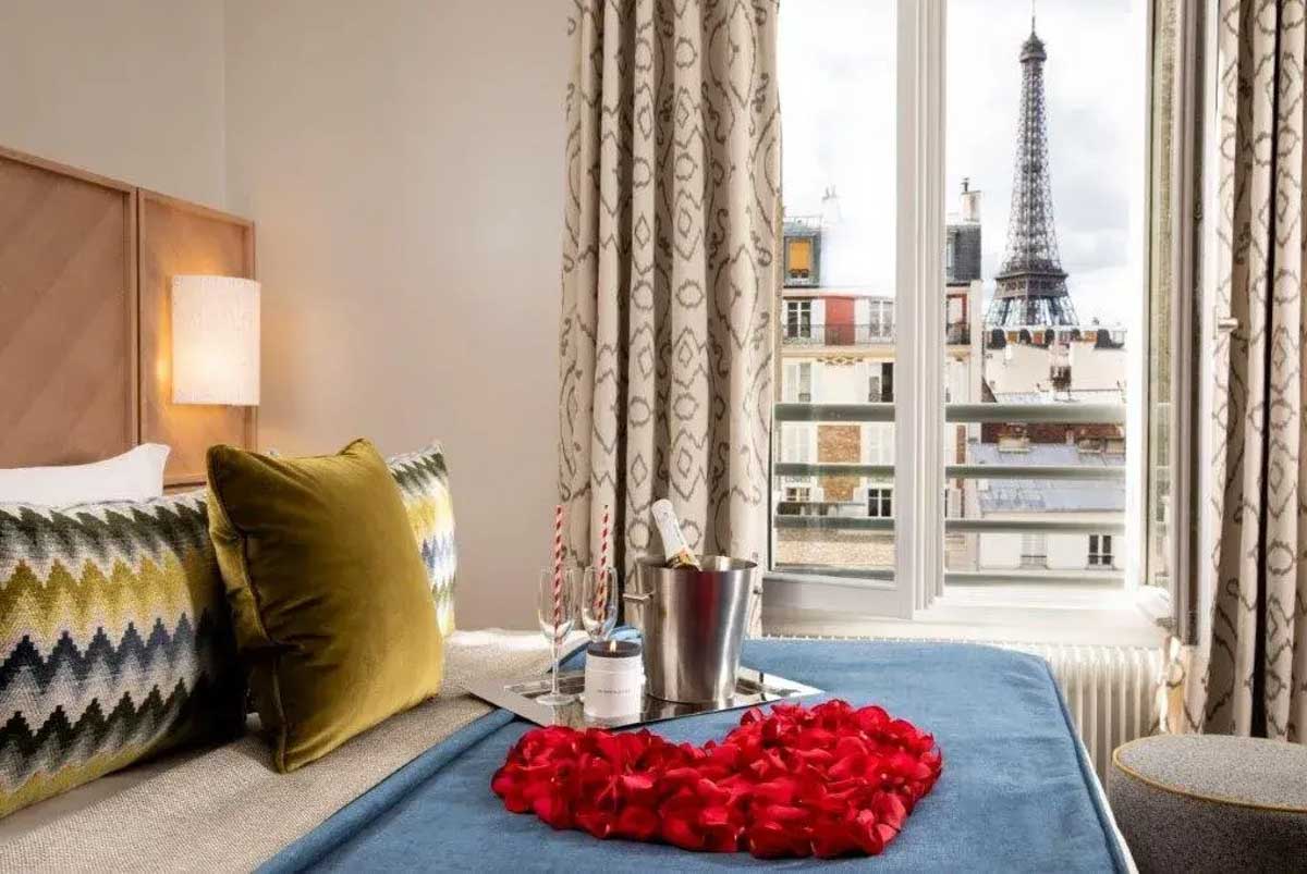 Paris Las Vegas Hotel - Romantic Room View of Eiffel Tower 